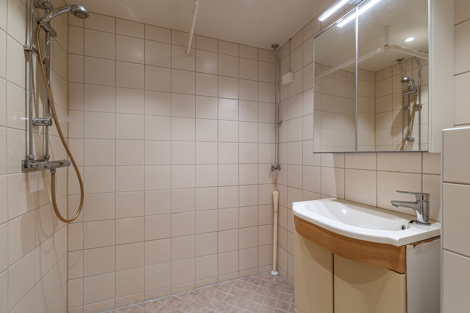 Det godt med oppbevaringsmuligheter på vegg, opplegg på vaskemaskin og gulvstående toalett. Galleribilde