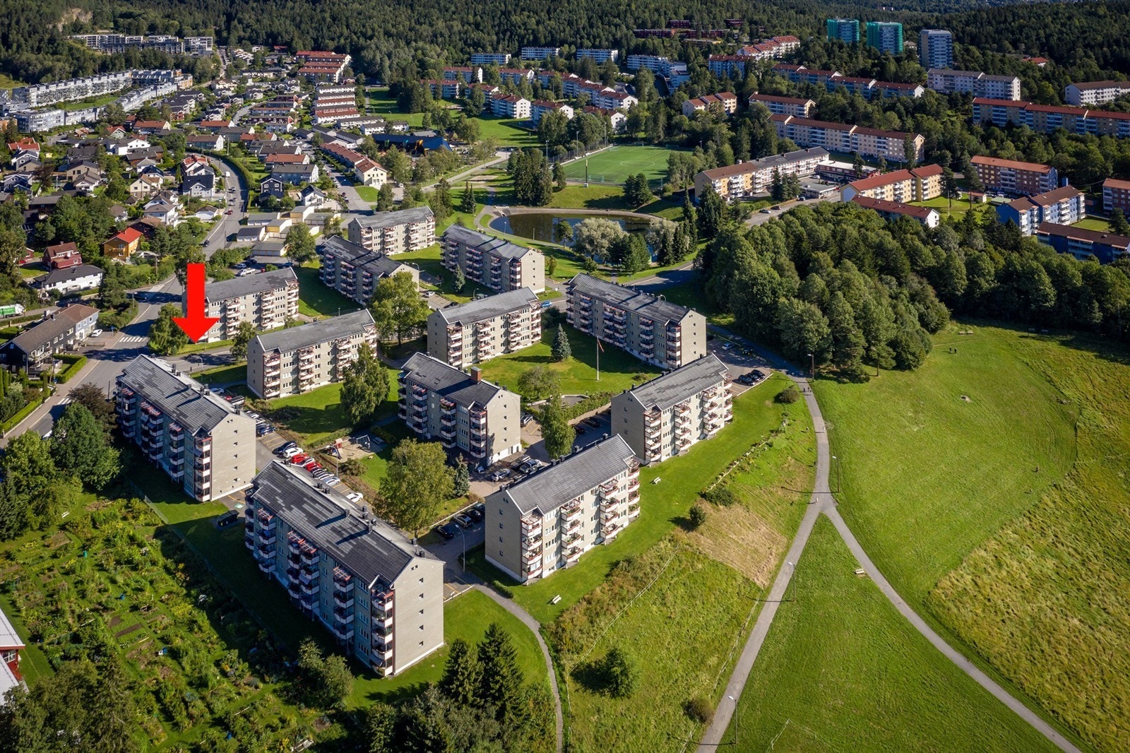 Internt i borettslaget er dette å anse som en av de bedre beliggenheten når det gjelder orientering på balkongen (solforhold), at boligen er i andre etasje og vendt ut mot de frodige hagene til Årvoll gård Galleribilde