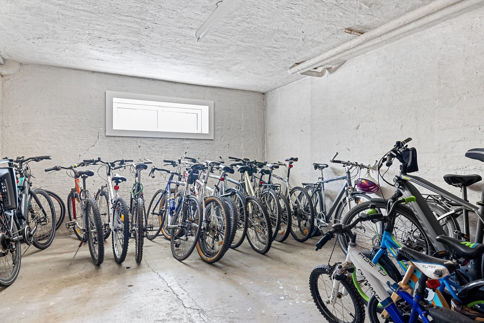 Felles sykkelparkering i kjeller (bilde lånt fra oppgang) Galleribilde