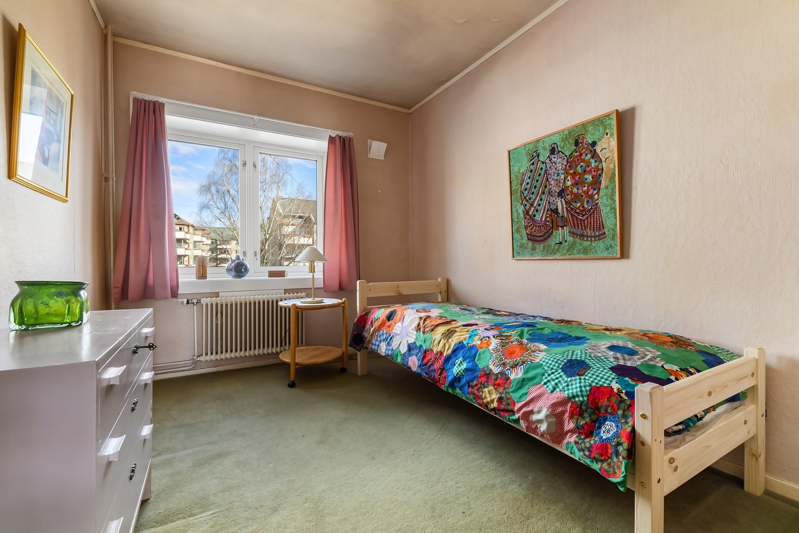 Boligens andre soverom er også av god størrelse og byr på flere møbleringsmuligheter Galleribilde