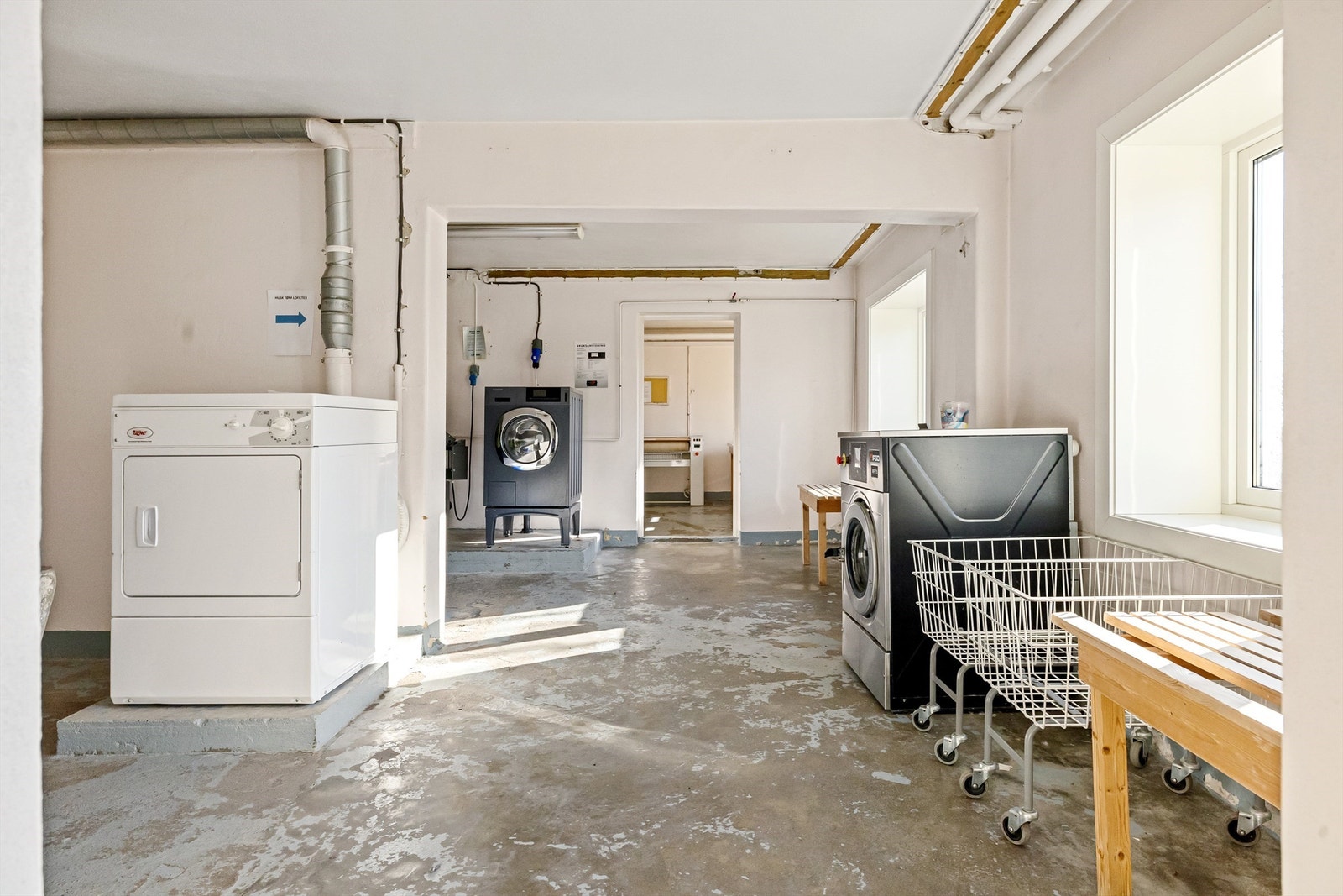 Gratis fellesvaskeri Rødbergveien 15 med vaskemaskin, tørkerom og brette/strykerom, samt varmerulle i forrommet til vaskeri Galleribilde