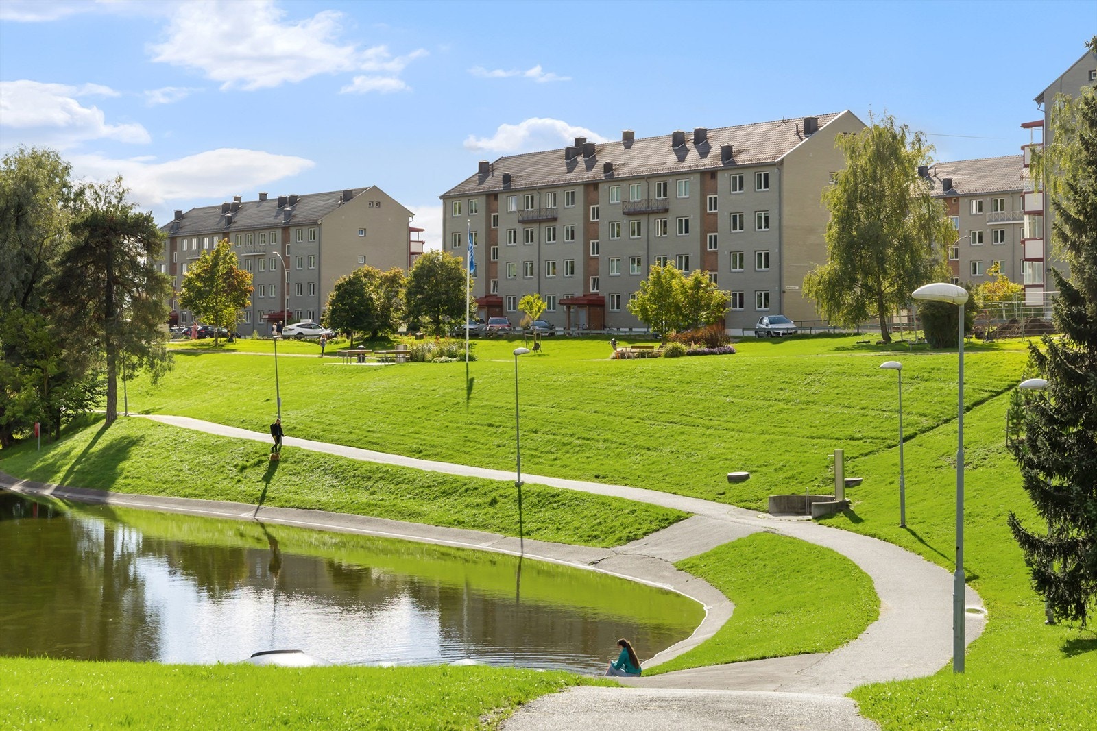 Badedammen, med grøntarealer, lekeplass og gode rekreasjonsmuligheter Galleribilde