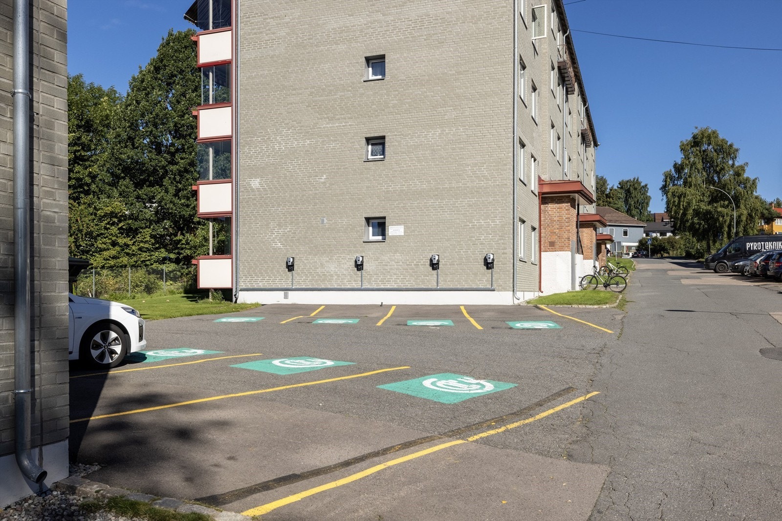 Det er etablert 8 ladeplasser for elbil rett utenfor oppgangen Galleribilde