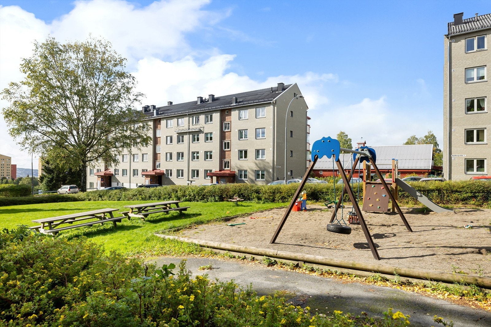 Lekeplass for de minste i familien på borettslagets tomt Galleribilde