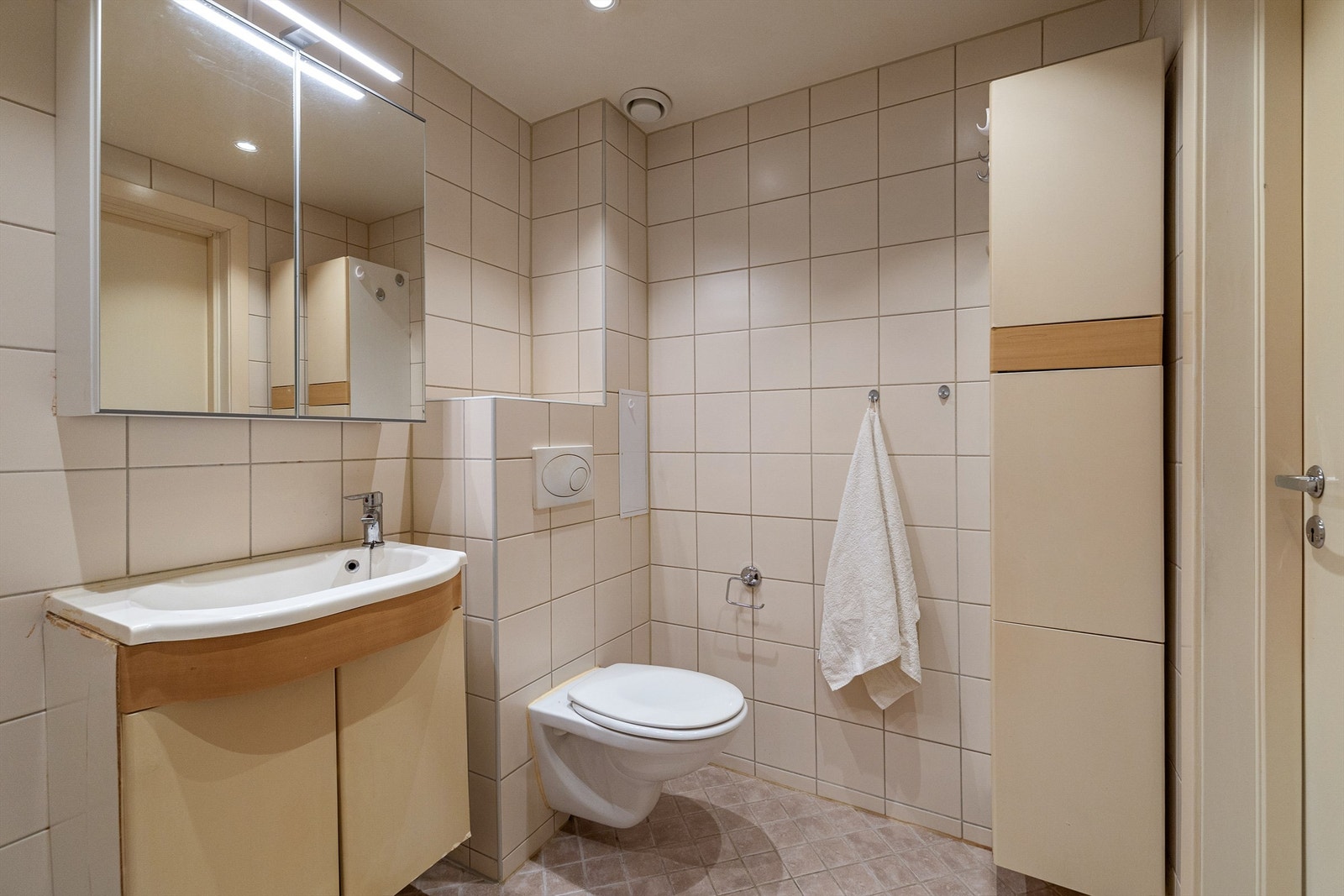 Lyst, flislagt baderom med varme i gulv Galleribilde