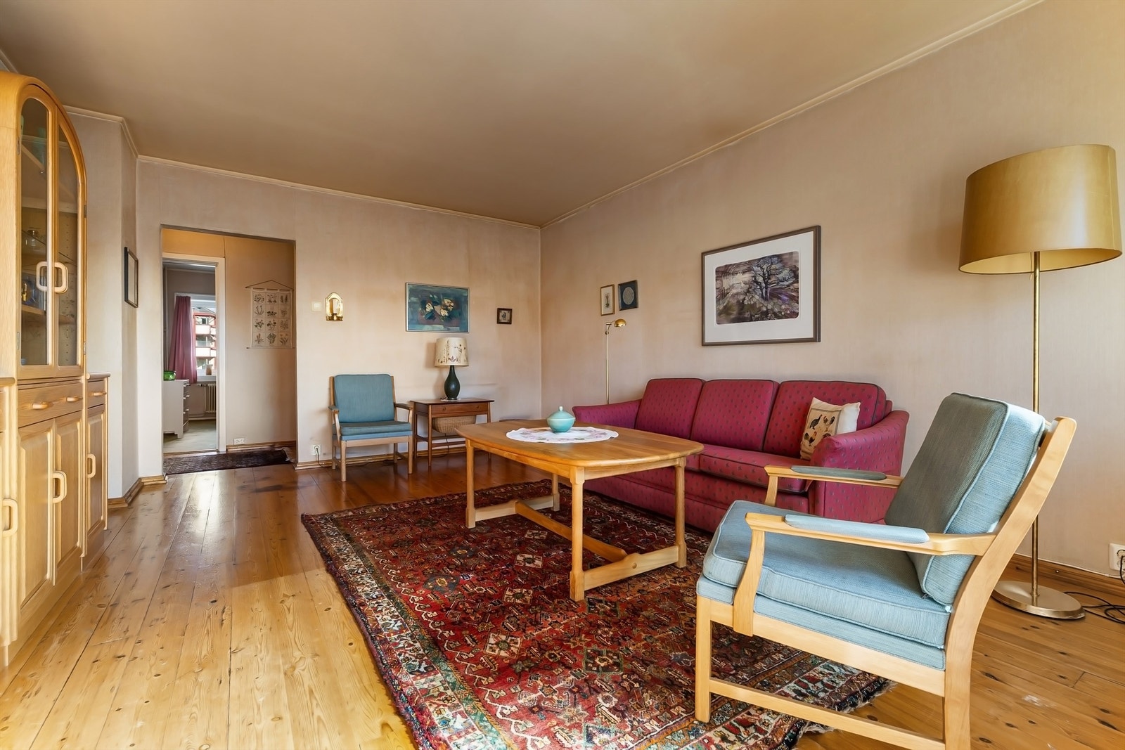 Veggflater med tapet og heltre gulv, som fortsetter terskelfritt ut til entreen Galleribilde