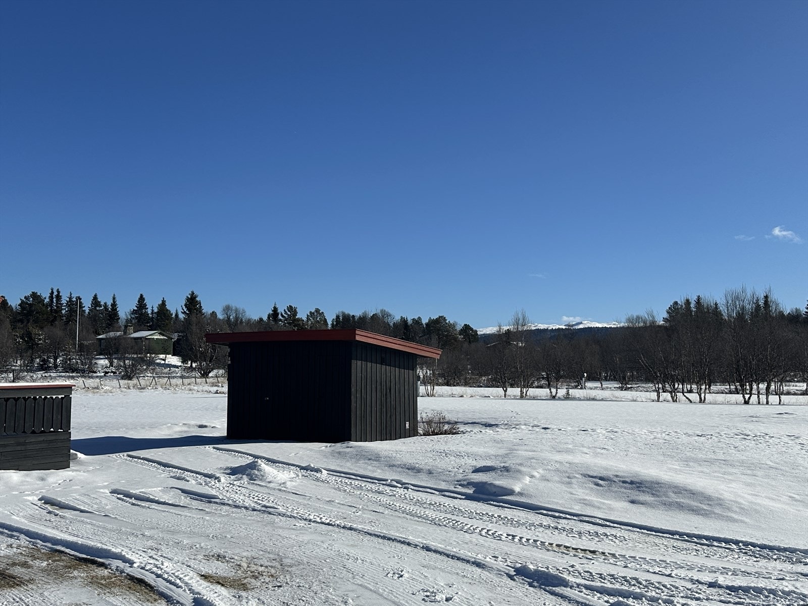 Uthus med bod og utedo. Galleribilde
