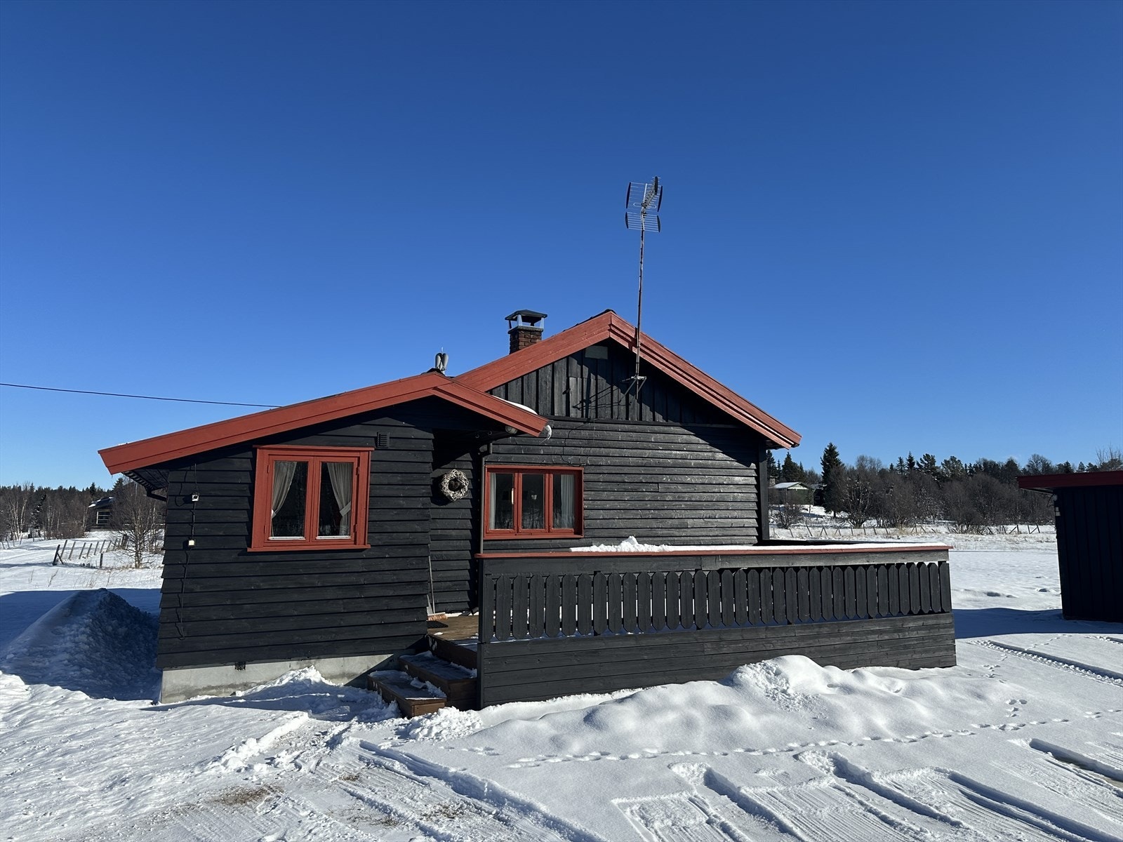 Hytte fra byggeår 1941, senere tilbygd i 1987 med bad og entré. Galleribilde