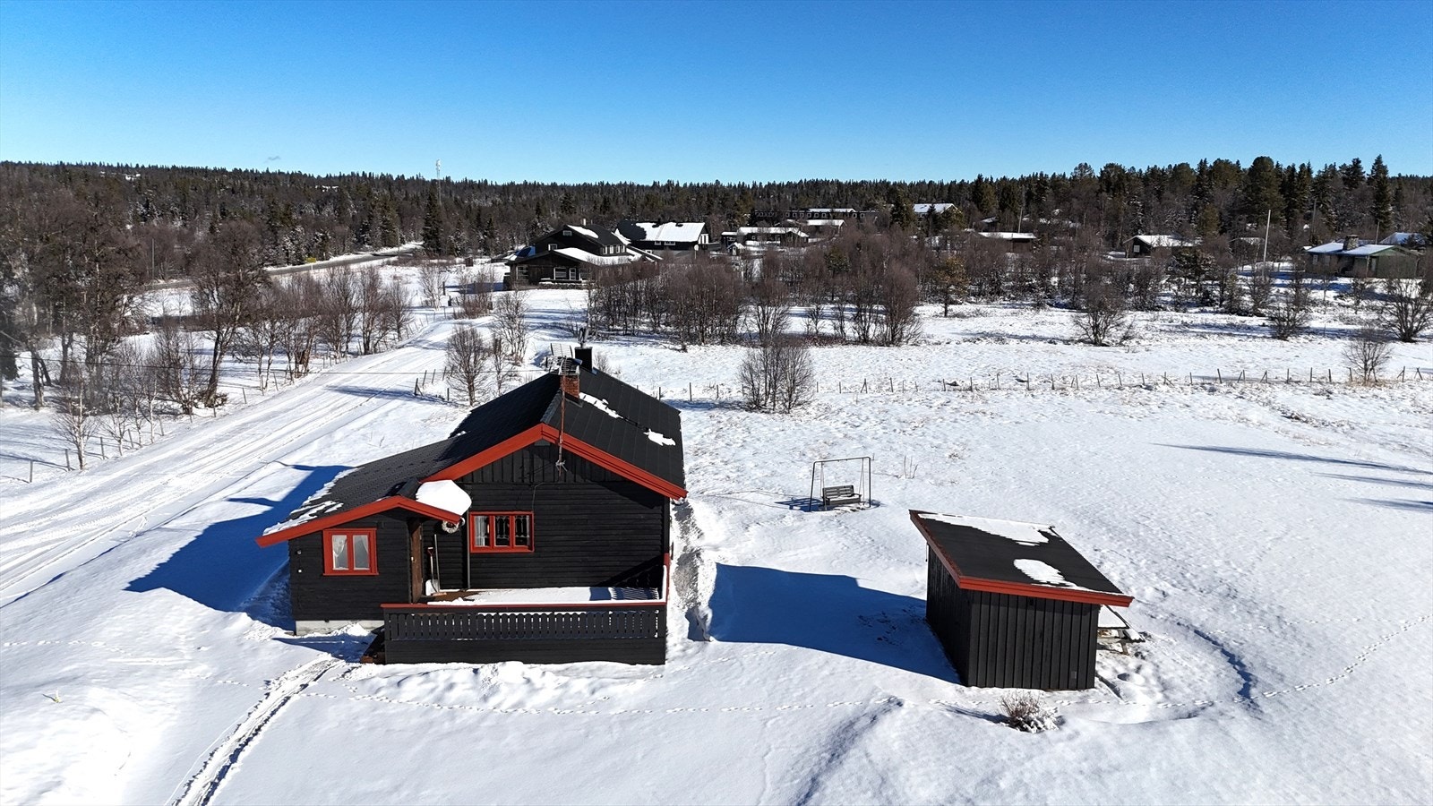 Det er god adkomst til eiendommen, og her er det gode solforhold. Galleribilde