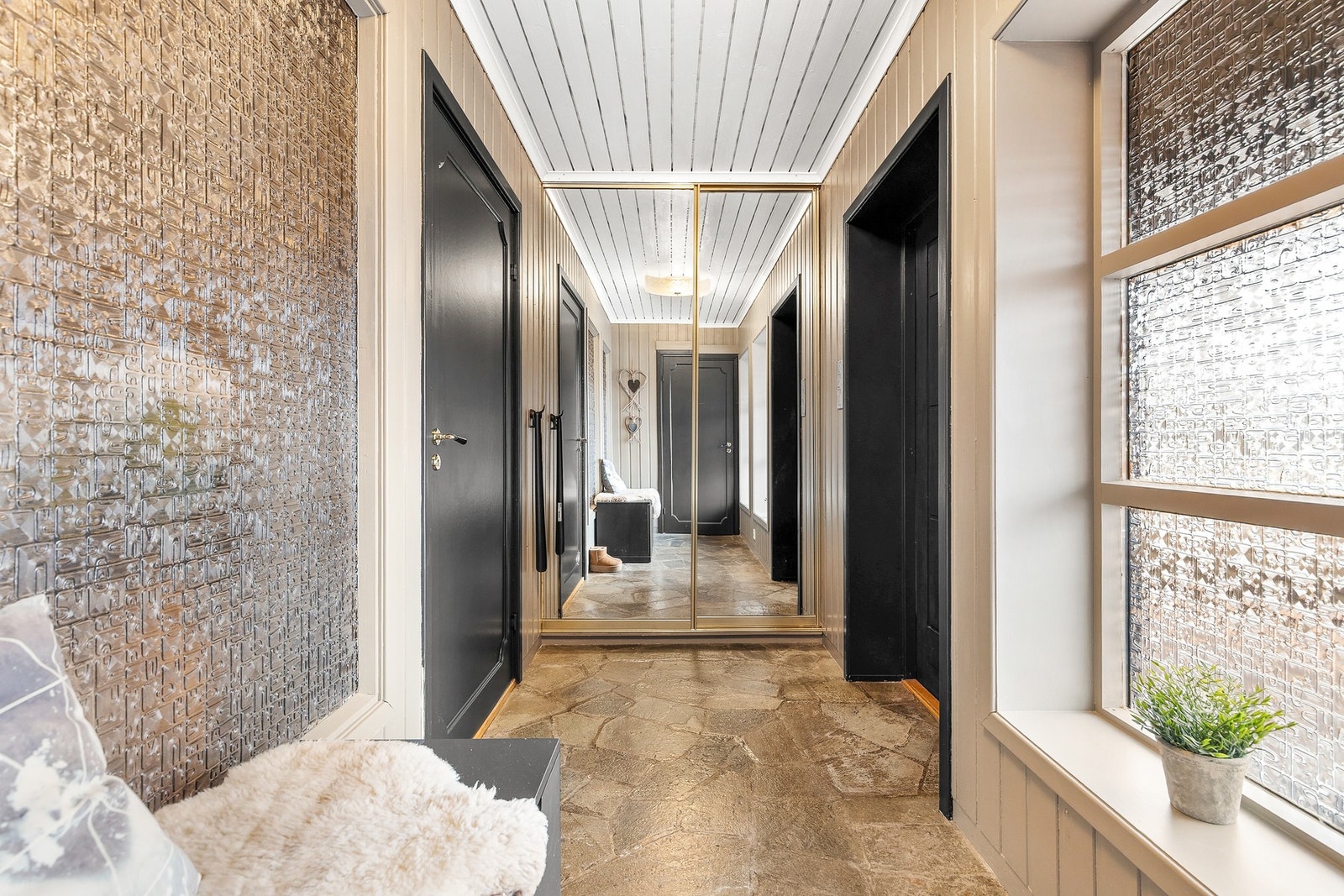 Fin plass til oppbevaring av yttertøy og sko i skyvedørsgarderobe Galleribilde