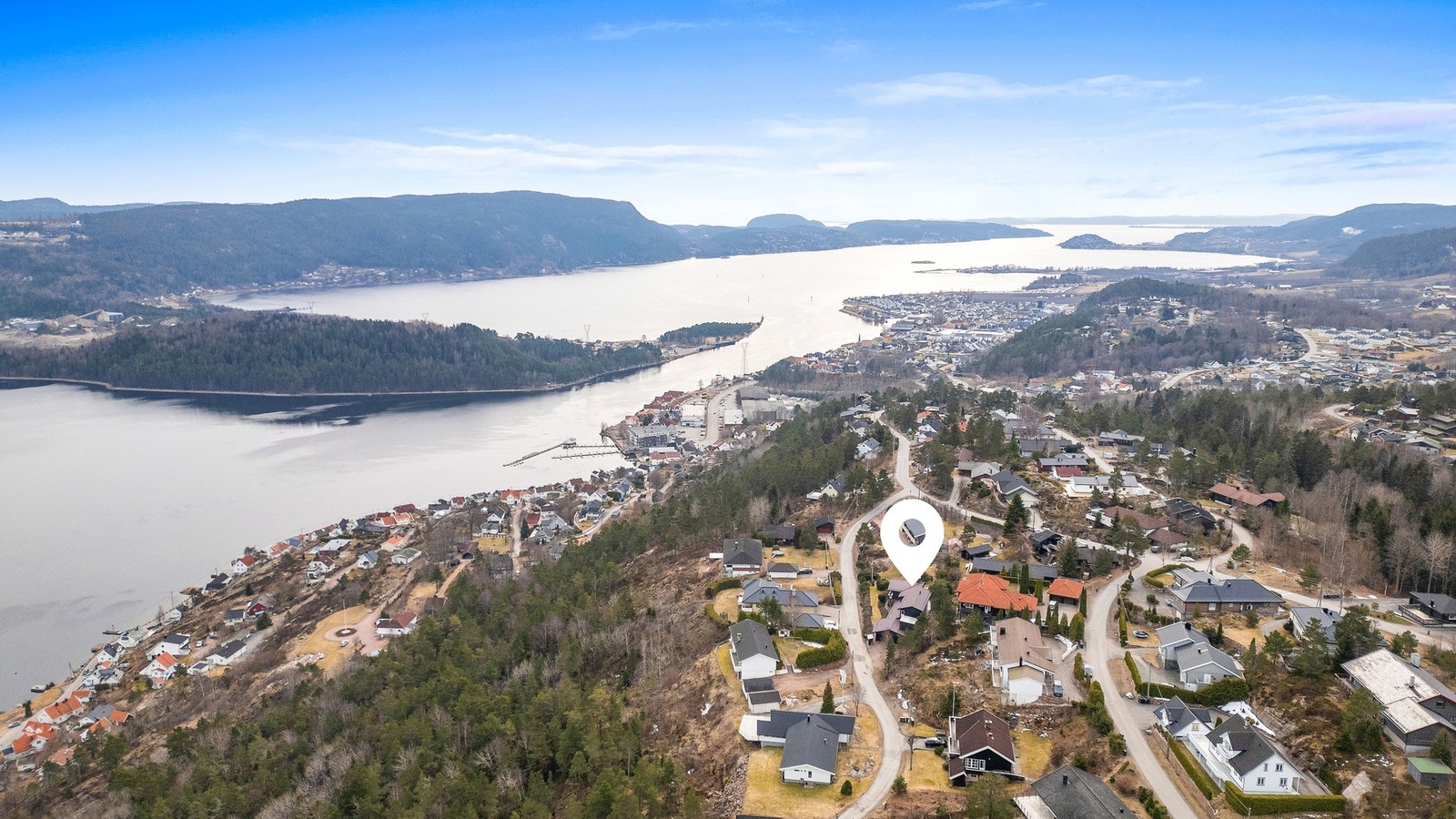 Det tar ca. 4 min å kjøre til Svelvik sentrum med sine smale gater og sørlandspreg Galleribilde
