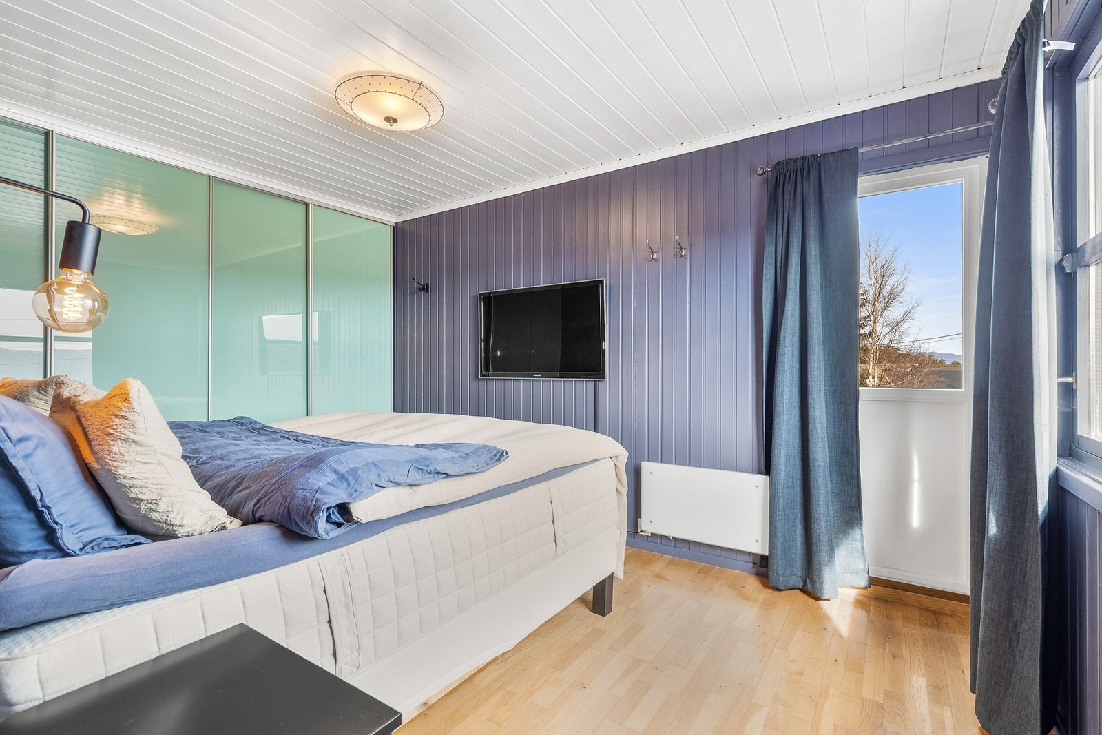 Det er montert en stor skyvedørsgarderobe Galleribilde