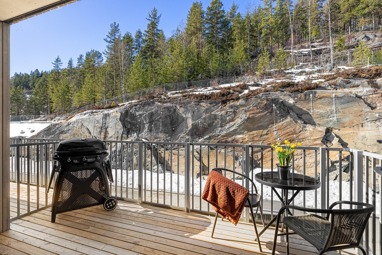 Romslig, delvis overbygd og med utsikt mot skogen Galleribilde