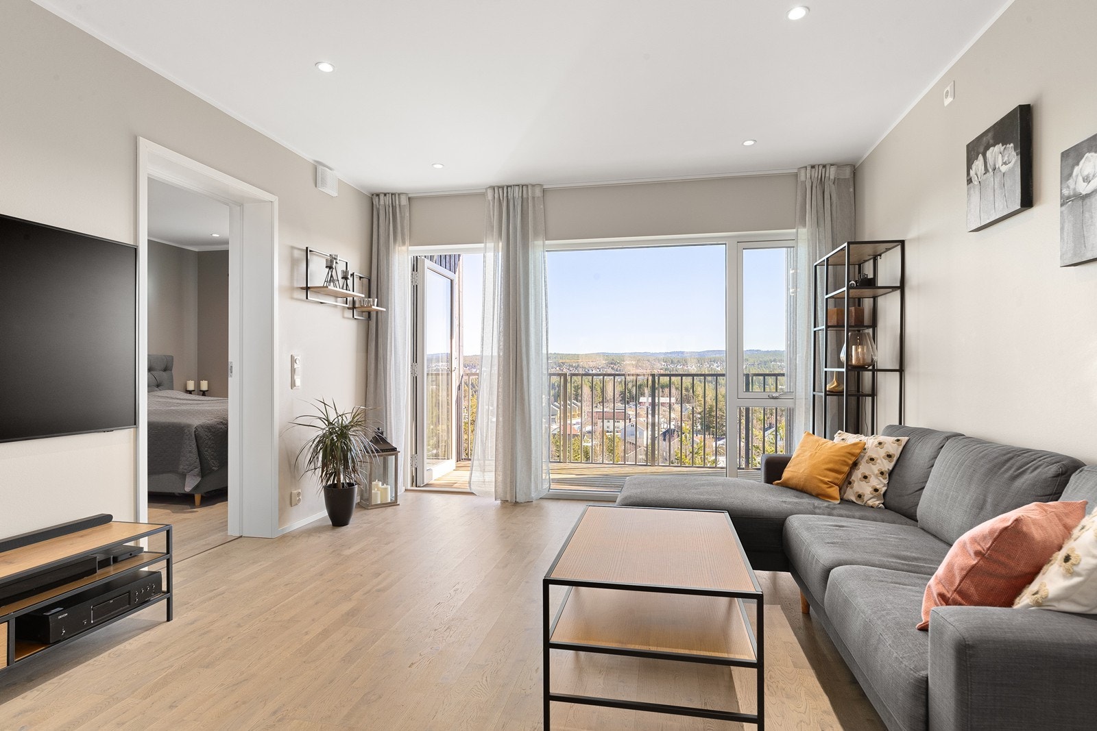 Fra stuen er det adkomst til soverom og utgang til balkong Galleribilde