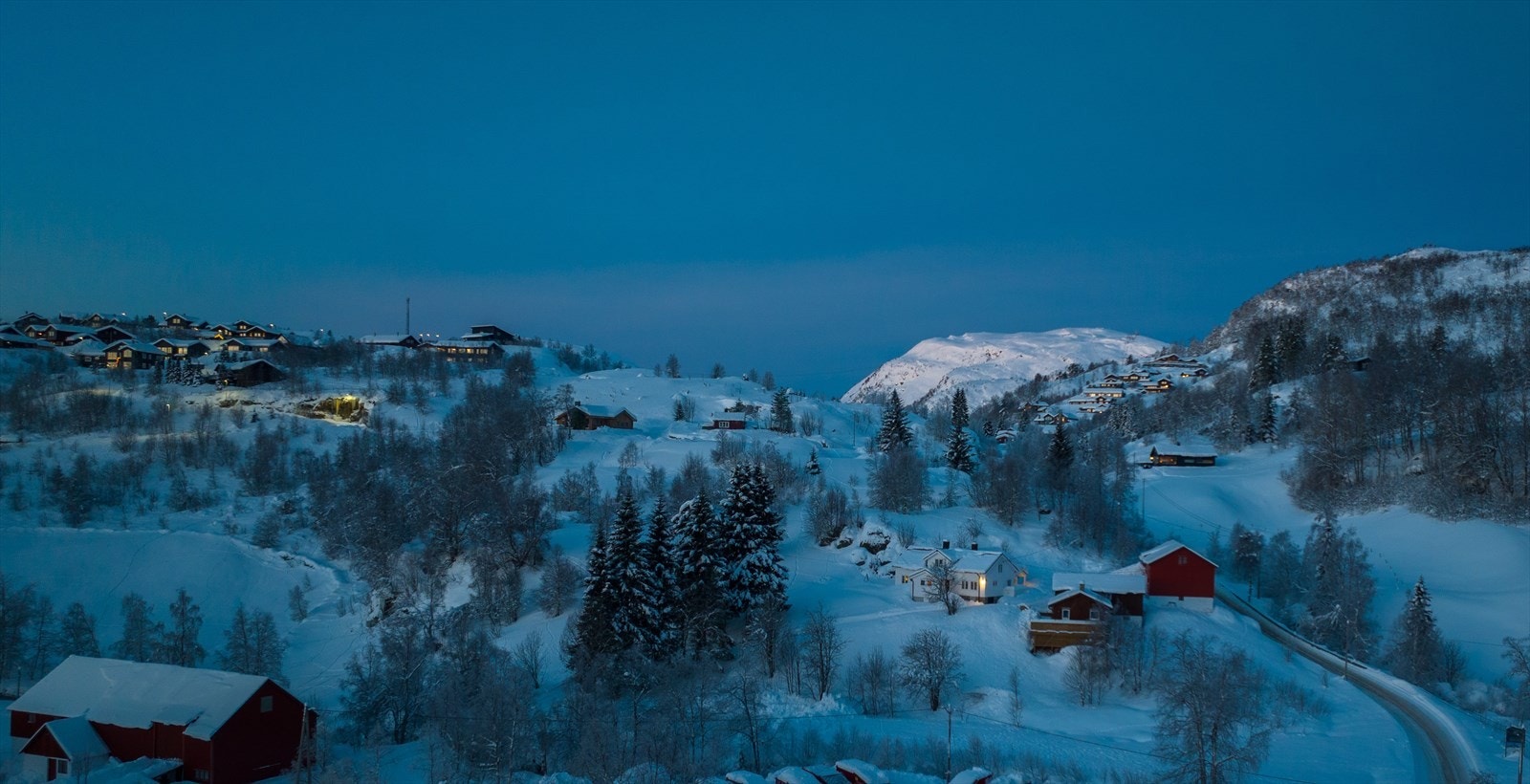 Blåtimen I Heimre Kvednhusbakken bakerst er Tjørhomsfjedlet, kanten av Ålsheia ligger helt til høyre i bildet Galleribilde