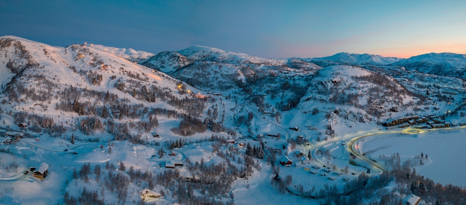 Heimre Kvednhusbakkn med Flomlys i Ålsheia og Fjellstova til høyre i bildet Galleribilde