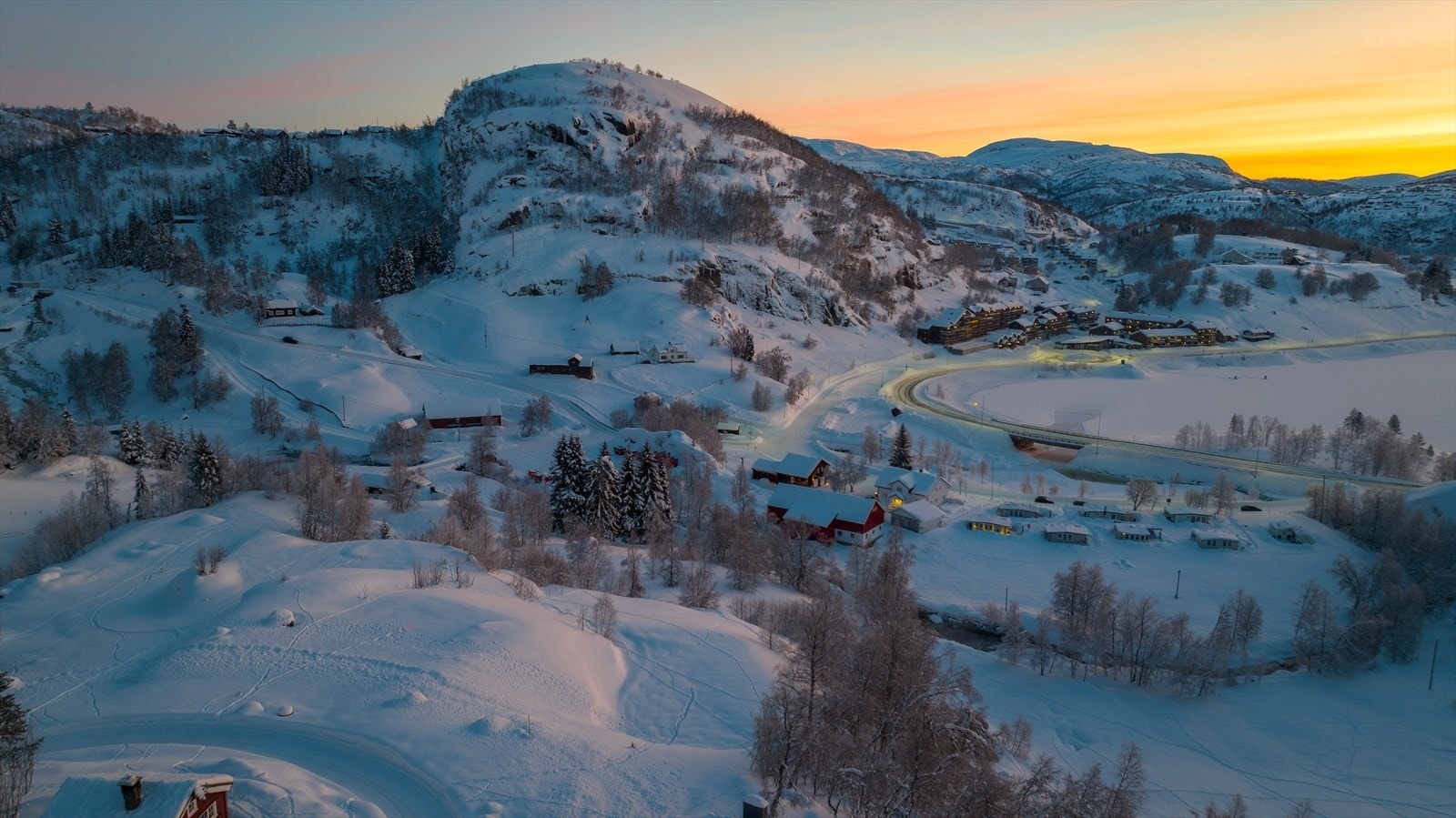 Frontrekken i Heimre Kvednhusbakken tomt 1 til venstre og tomt 2, 3 og 4 sett mot Fjellstova Galleribilde