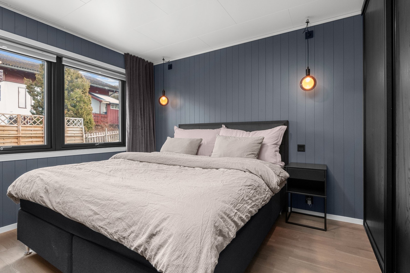 Hovedsoverom på 13 kvm med walk-in closet/skyvedørsgarderobe. Galleribilde