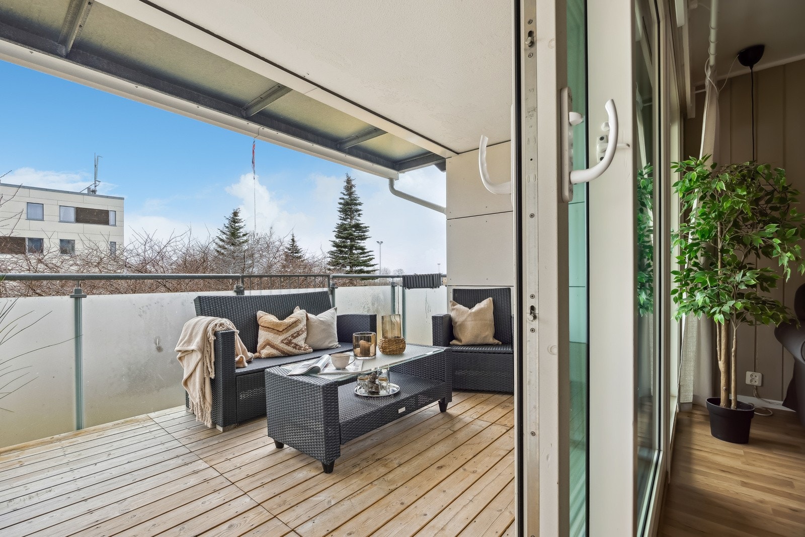 Verandaen har overbygg som sørger for en lun atmosfære året rundt. Galleribilde