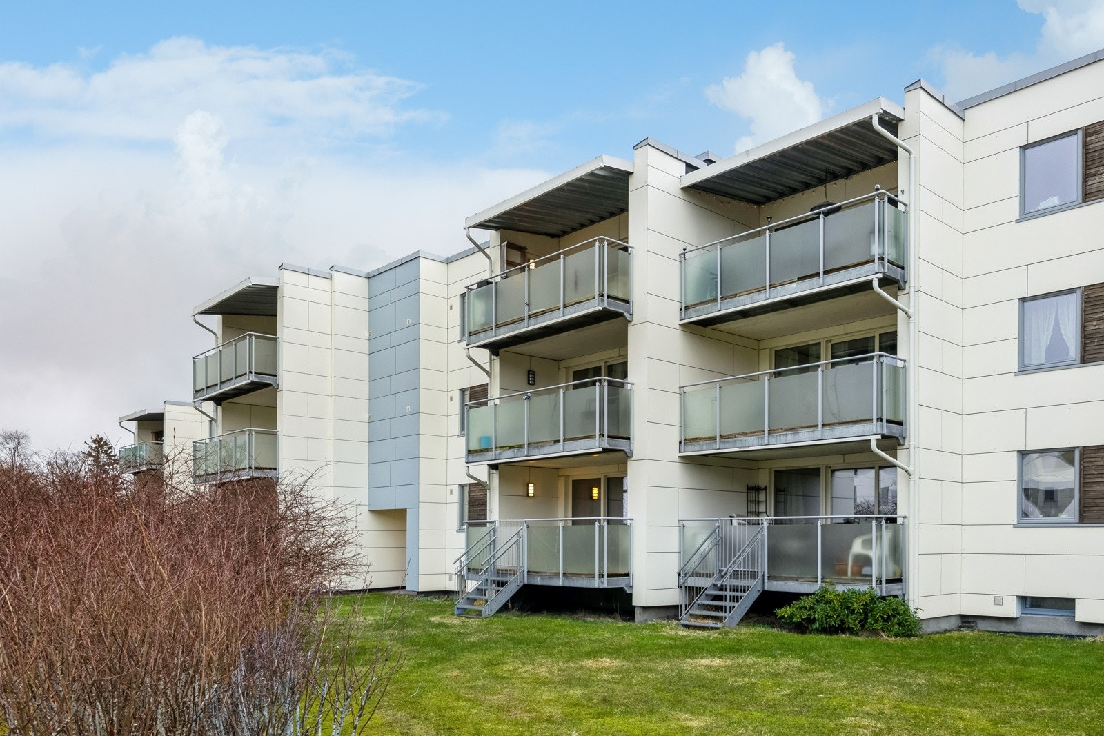 Innbydende 2-roms leilighet beliggende på populære Charlottenlund. Utgang fra veranda med trapp til fellesområde. Galleribilde