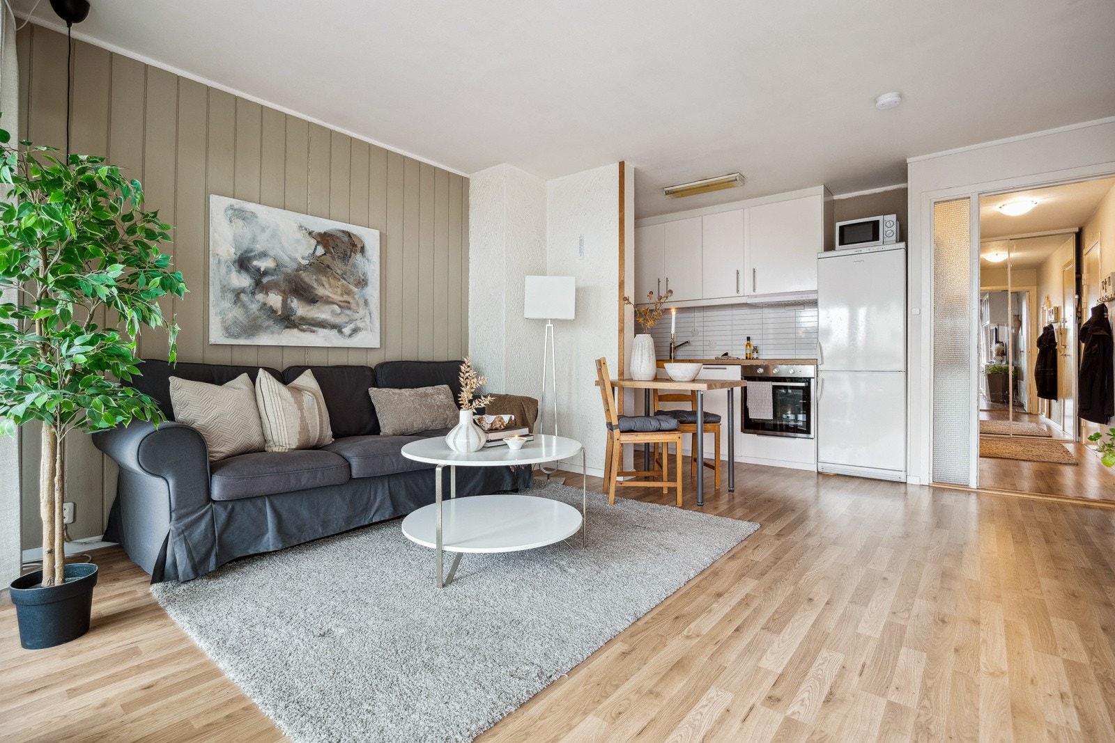 Videre inn i leiligheten kommer du til en lys og luftig åpen stue-/kjøkken løsning. Galleribilde