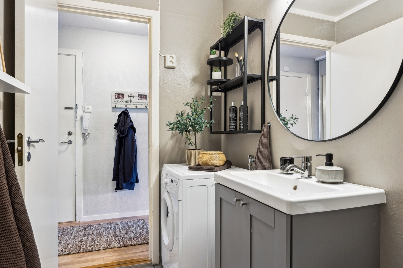 Badet er utstyrt med blant annet dusjkabinett, gulvstående toalett, mekanisk avtrekksvifte og opplegg til vaskemaskin. Galleribilde