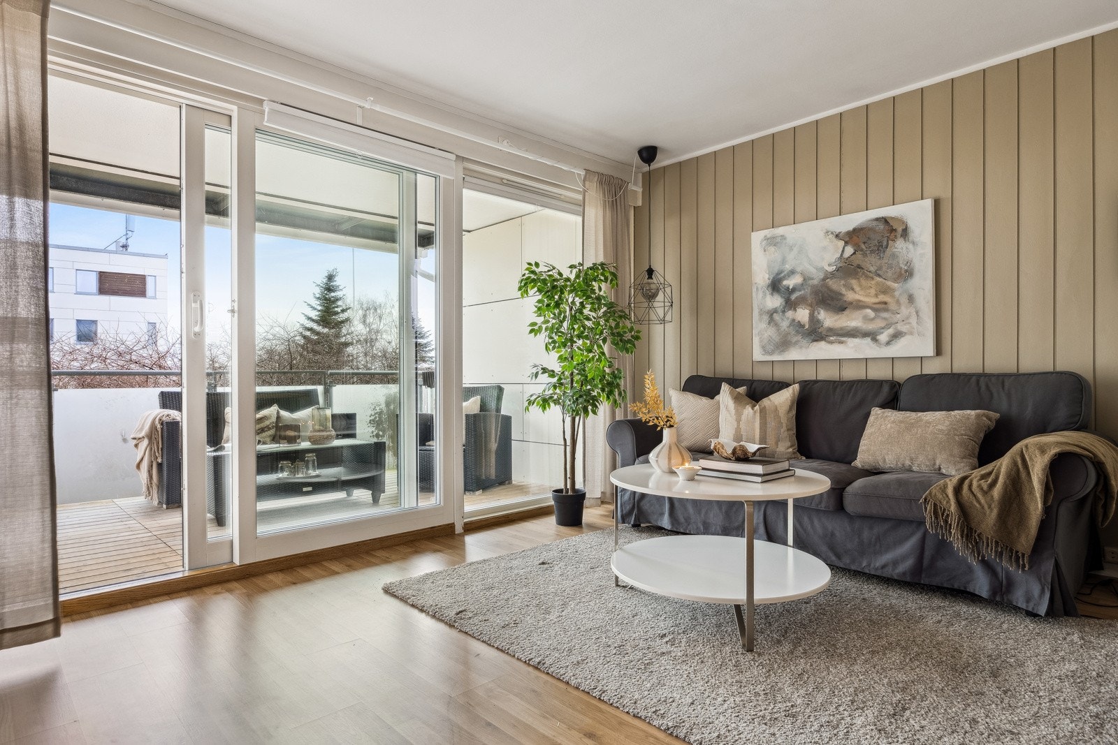 Fra stuen er det utgang til en flott veranda via skyvedør. Galleribilde