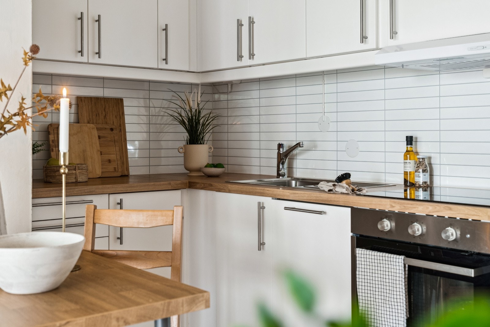 Kjøkkenet er blant annet utstyrt med integrert stekeovn, platetopp og oppvaskmaskin. Galleribilde