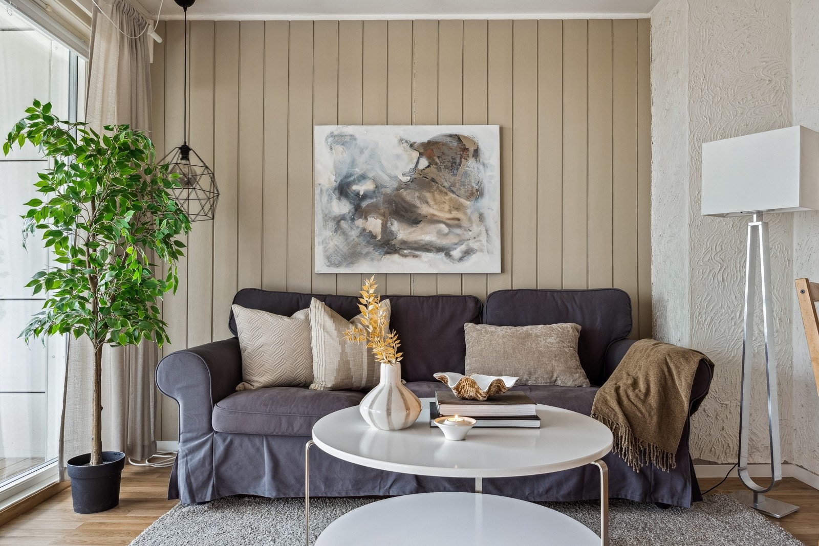 Stuen er malt i innbydene farger som gjør det enkelt å sette sitt eget preg. Galleribilde