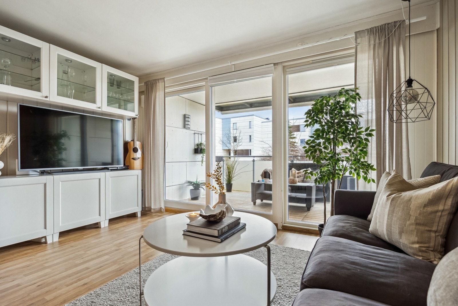 De store vindusflatene sørger for rikelig med naturlig lysinnslipp. Galleribilde