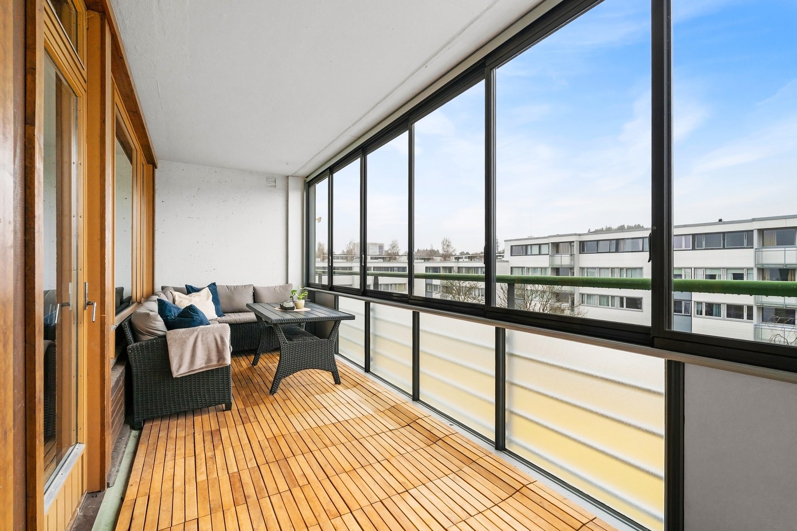 Fra stuen er det utgang til en vestvendt, innglasset balkong med ypperlige solforhold. Galleribilde