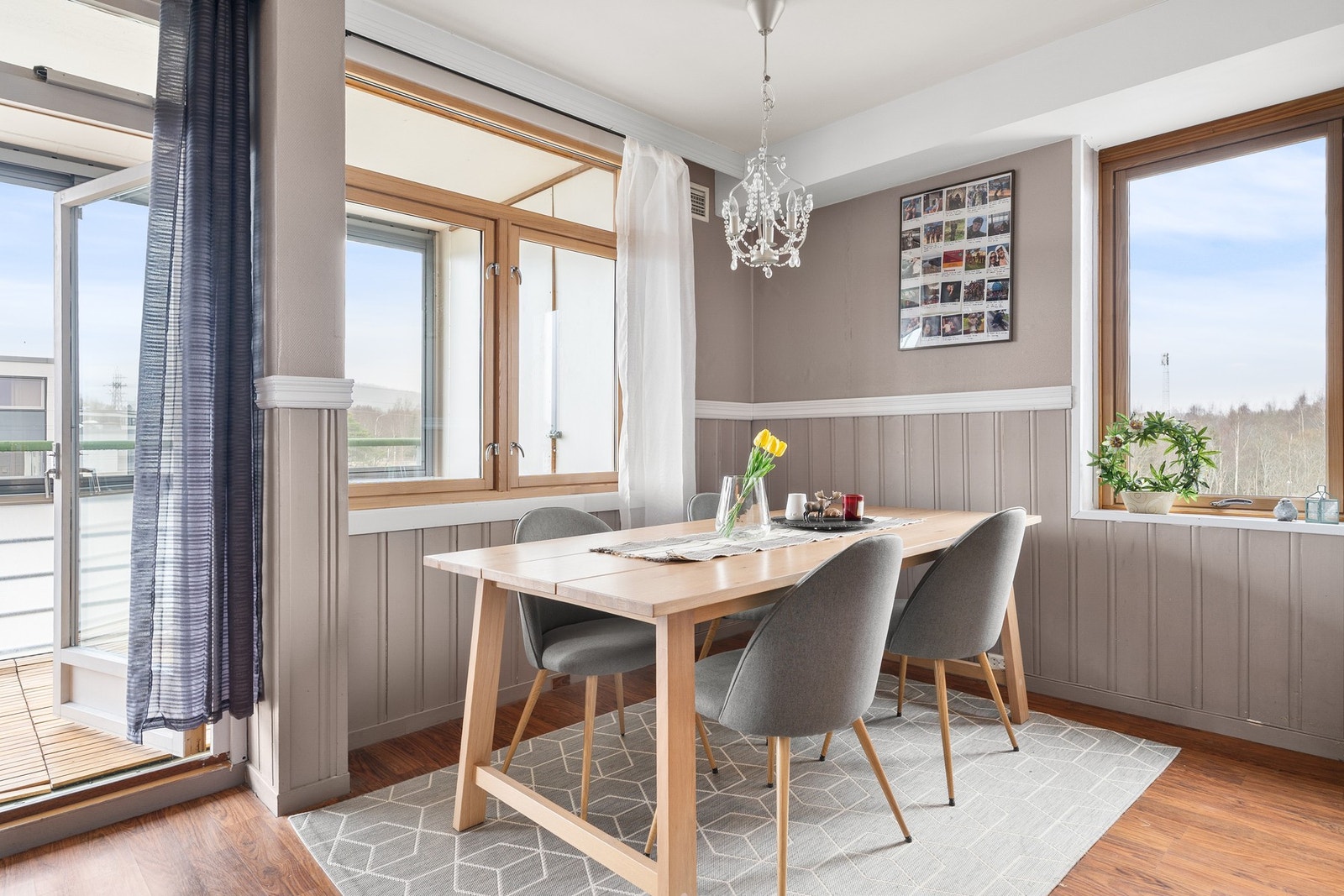 Mellom stue og kjøkken er det plass til et koselig spisebord for sosiale sammenkomster. Galleribilde
