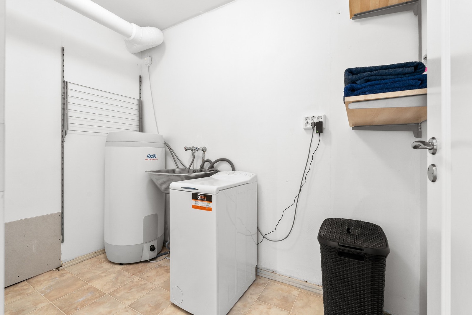 Separat vaskerom med opplegg for vaskemaskin og utslagsvask. Varmtvannsbereder fra 2020. Galleribilde