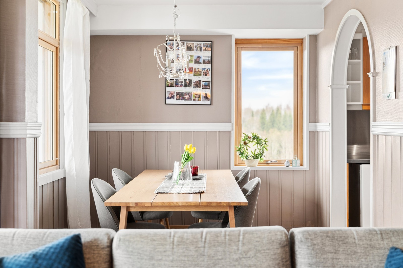 Store vindusflater og endebeliggenhet, som sørger for rikelig med naturlig lysinnslipp. Galleribilde