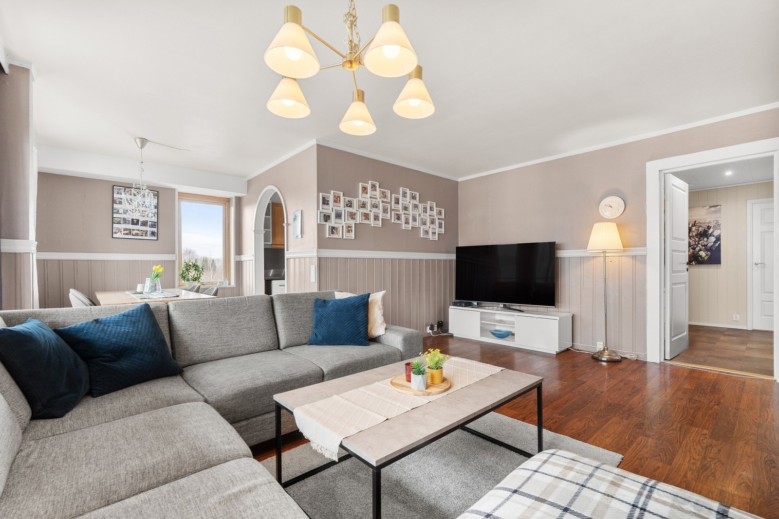 Stuen har en praktisk planløsning som gjør det enkelt å møblere. Galleribilde