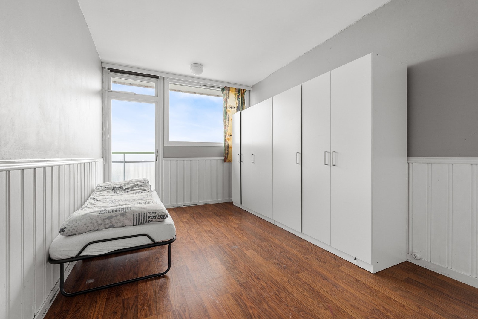 Soverom 2 på 13m² med utgang til luftebalkong med morgensol. Galleribilde