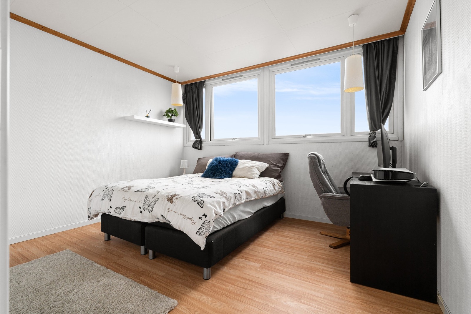 Svært romslig hovedsoverom på 12m² med god plass til dobbeltseng og ønsket garderobeløsning. Galleribilde