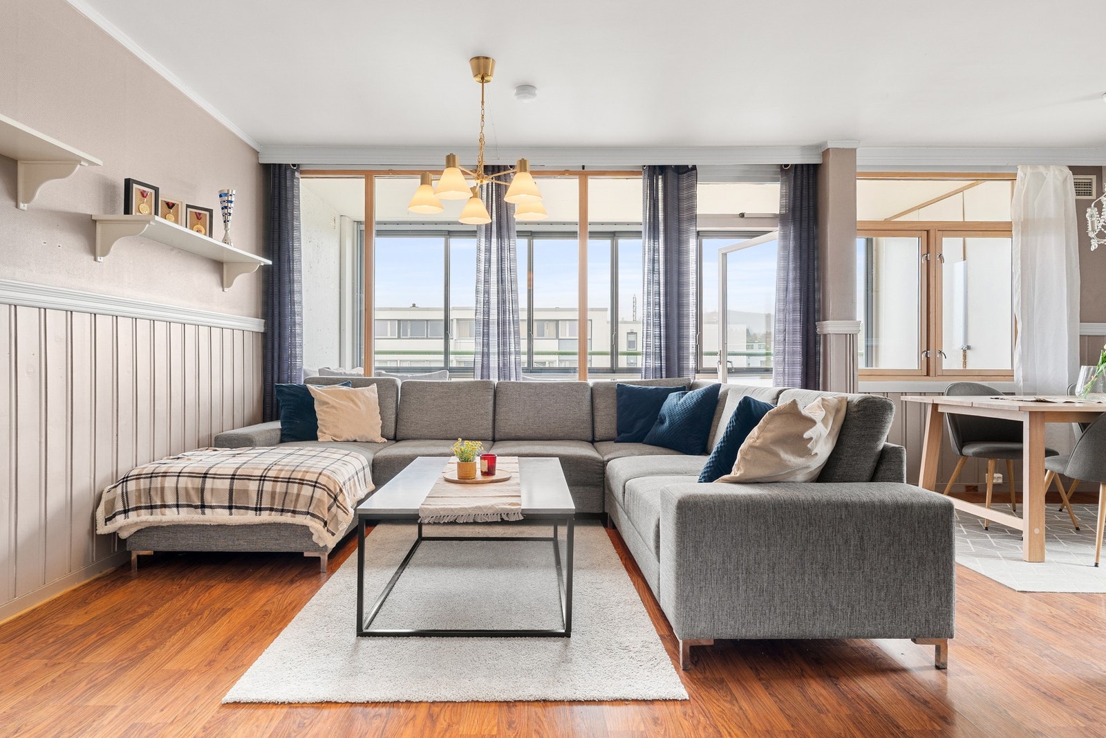 Romslig 4-roms topp- og endeleilighet med vestvendt, innglasset balkong. Galleribilde