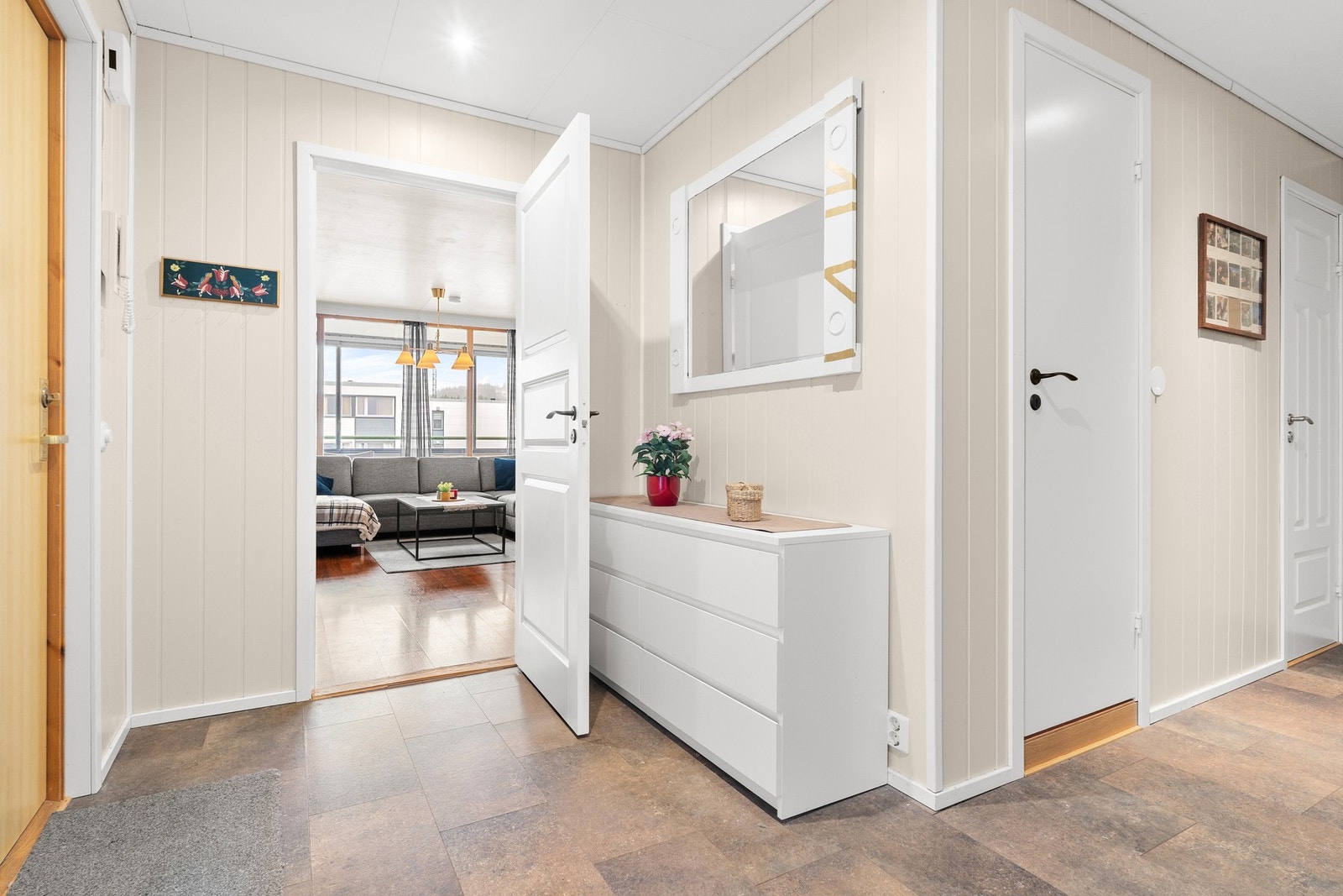 Stor entré med god plass til oppheng av yttertøy. Galleribilde