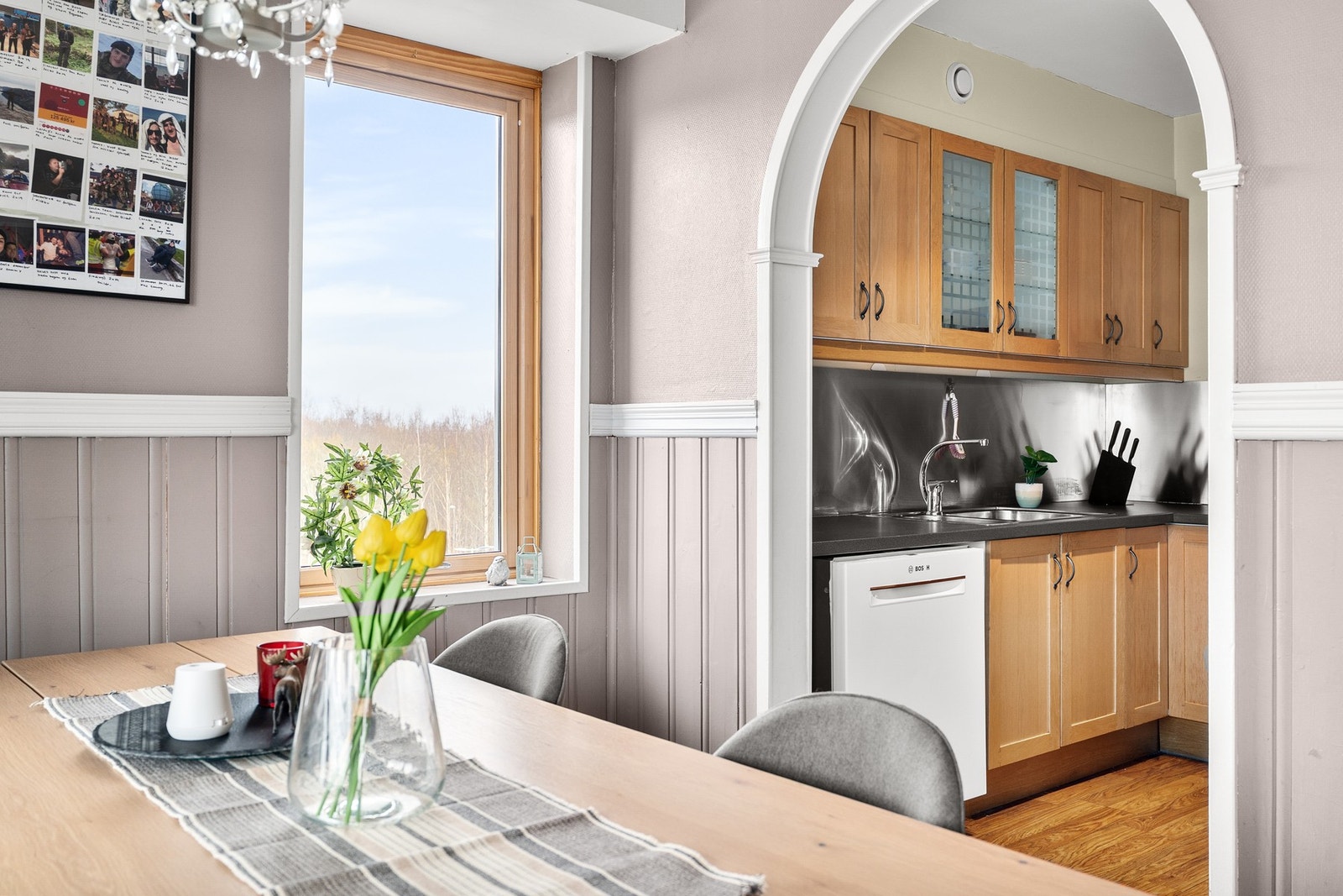 Gode parkeringsmuligheter i borettslaget med mulighet for elbillader og leie av garasjeplass. Galleribilde