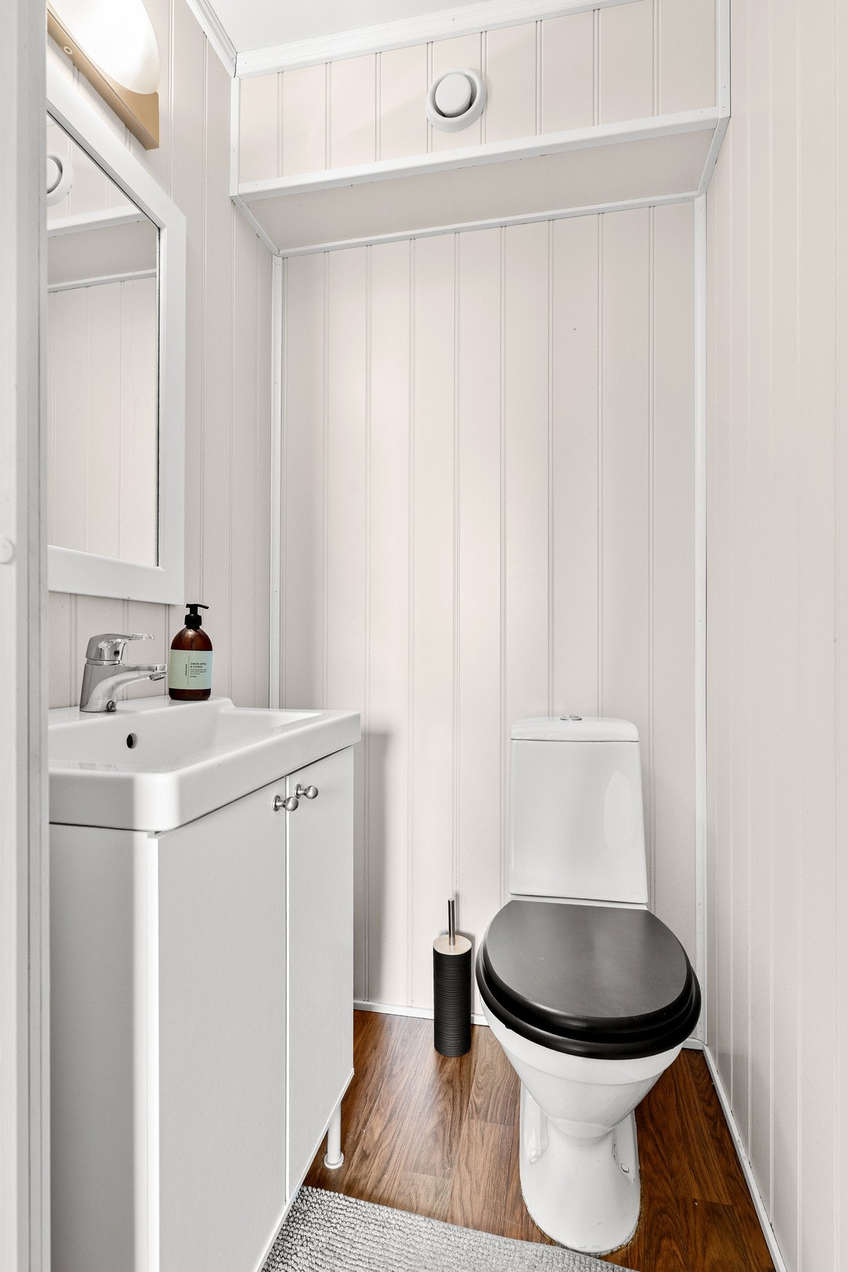 Praktisk eget toalettrom. Galleribilde