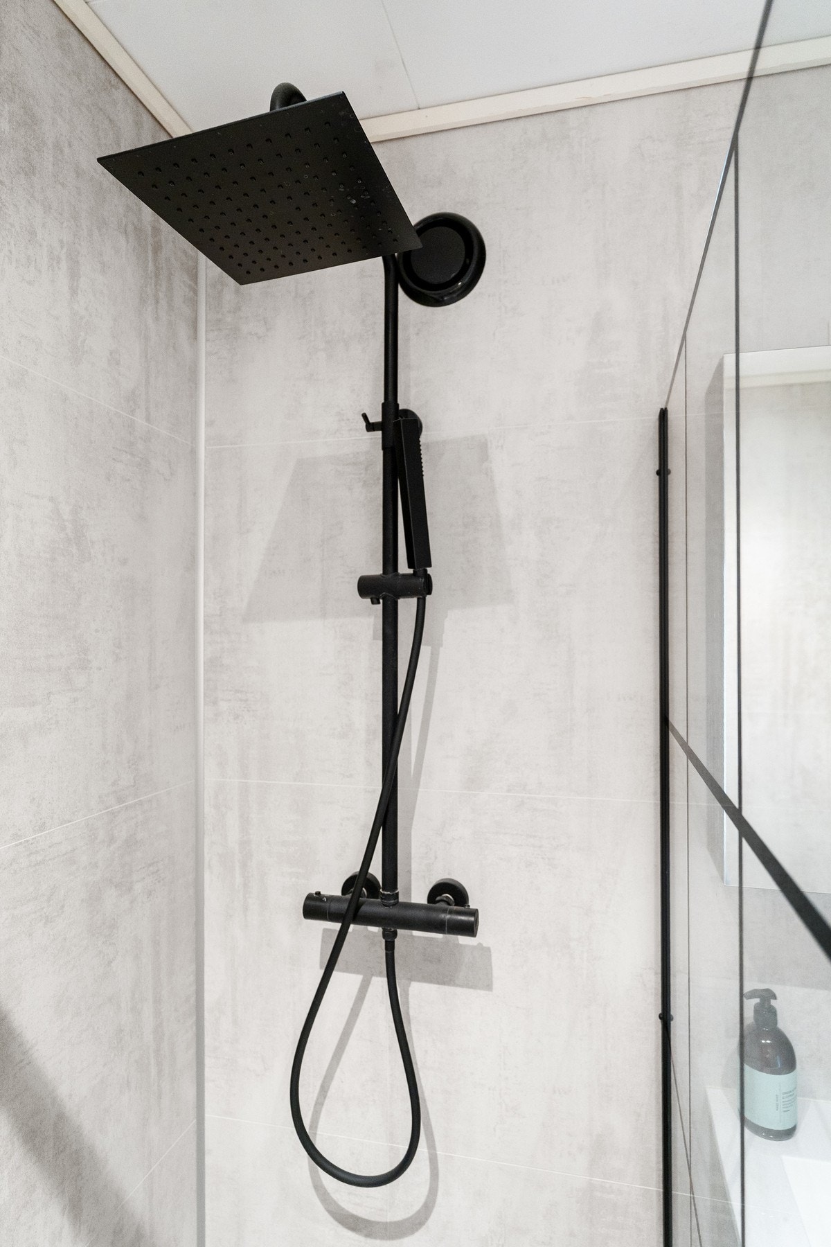 Herlig takdusj. Galleribilde