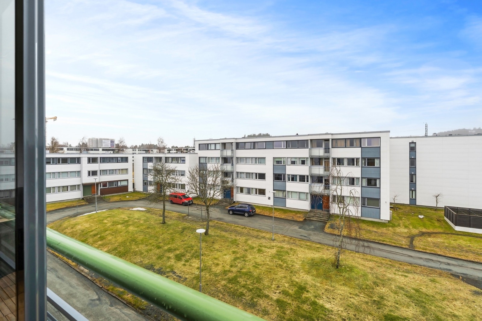 Leiligheten ligger usjenert til i byggets øverste etasje, med begrenset innsyn. Galleribilde