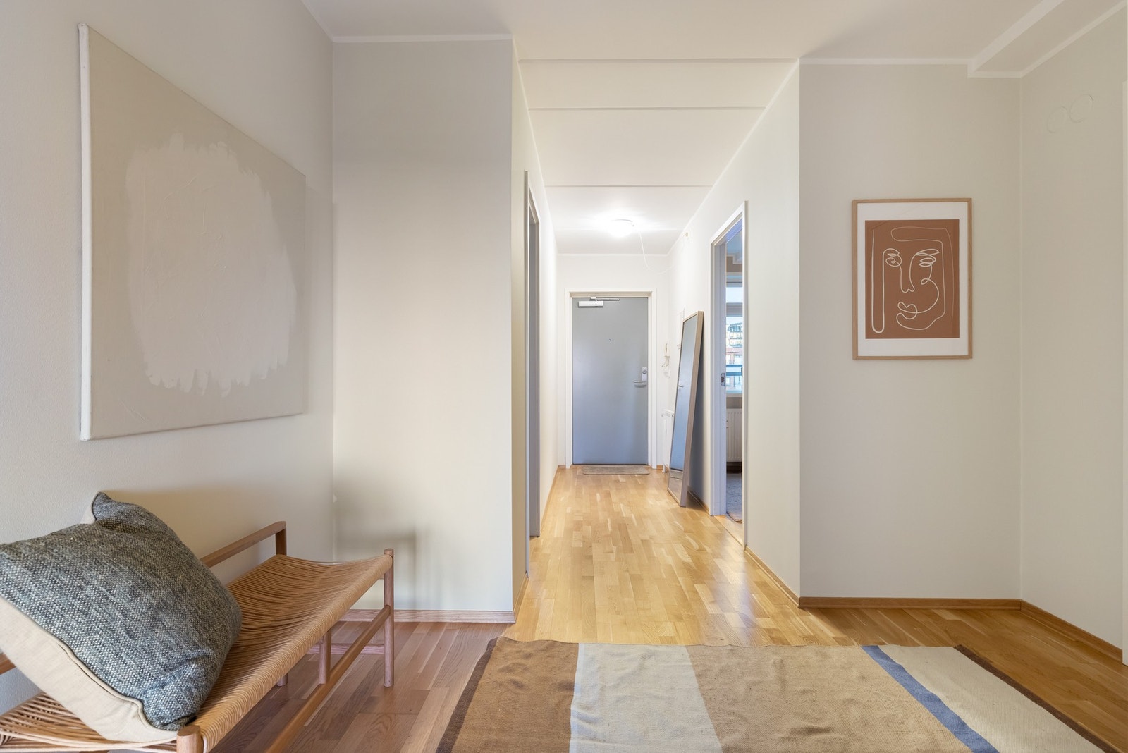 Her kommer man inn i en lys og innbydende entré som gir et umiddelbart godt førsteinntrykk av leiligheten. Galleribilde