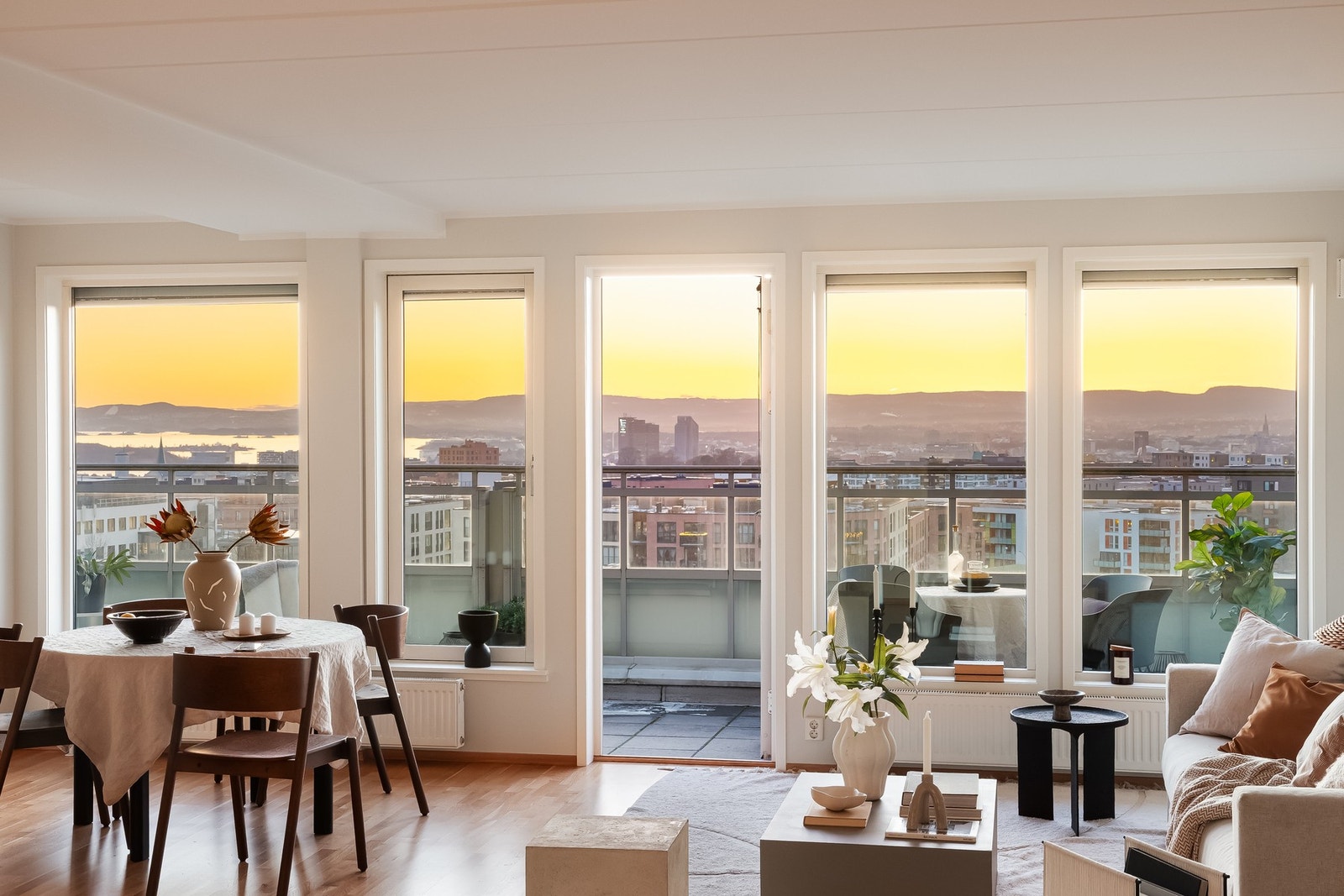 Det er gode møbleringsmuligheter med god plass til en stor sofa med tilhørende møblement. Galleribilde