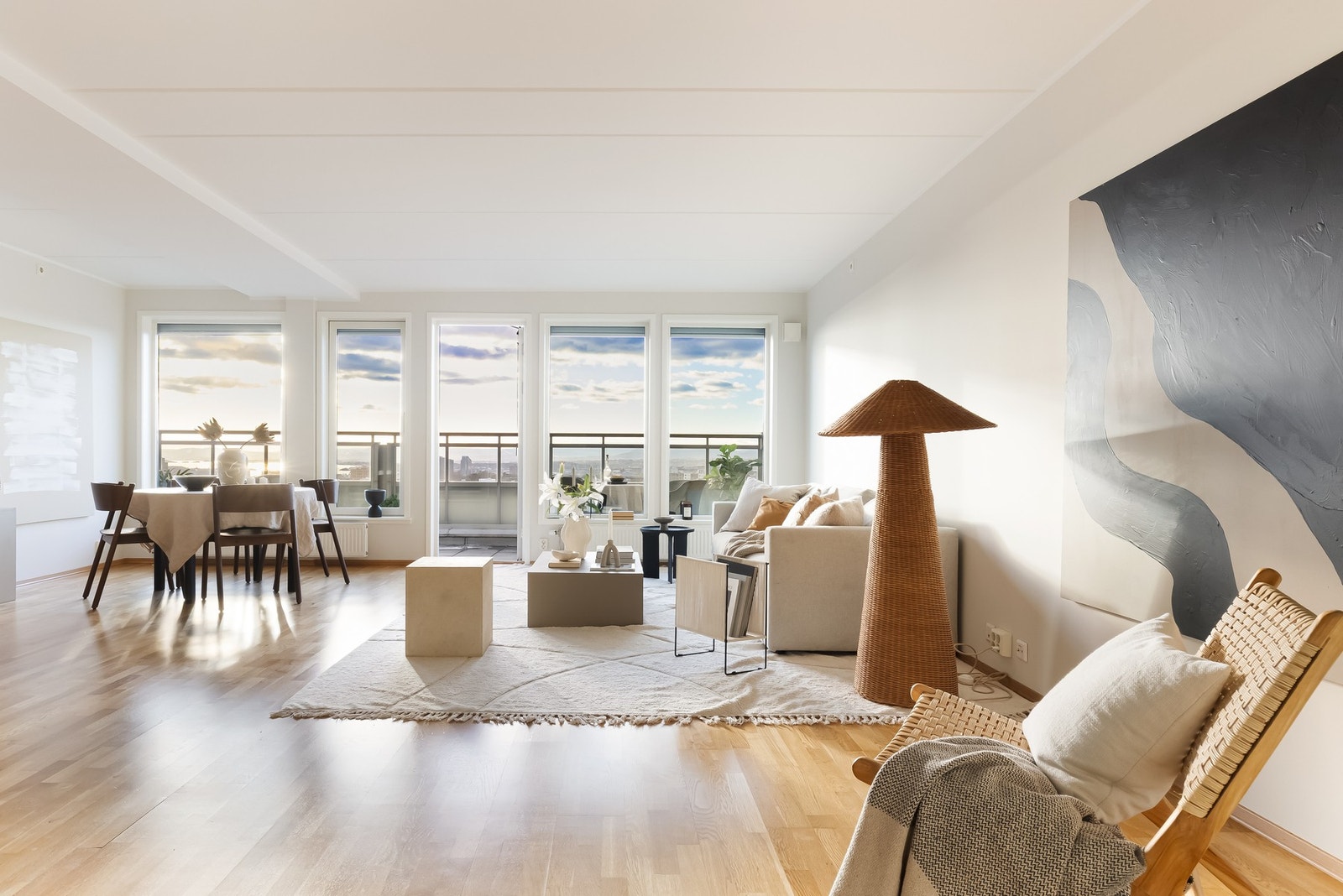 Det er i tillegg fin og naturlig plass til langbord hvor du kan invitere venner og familie til middag. Galleribilde