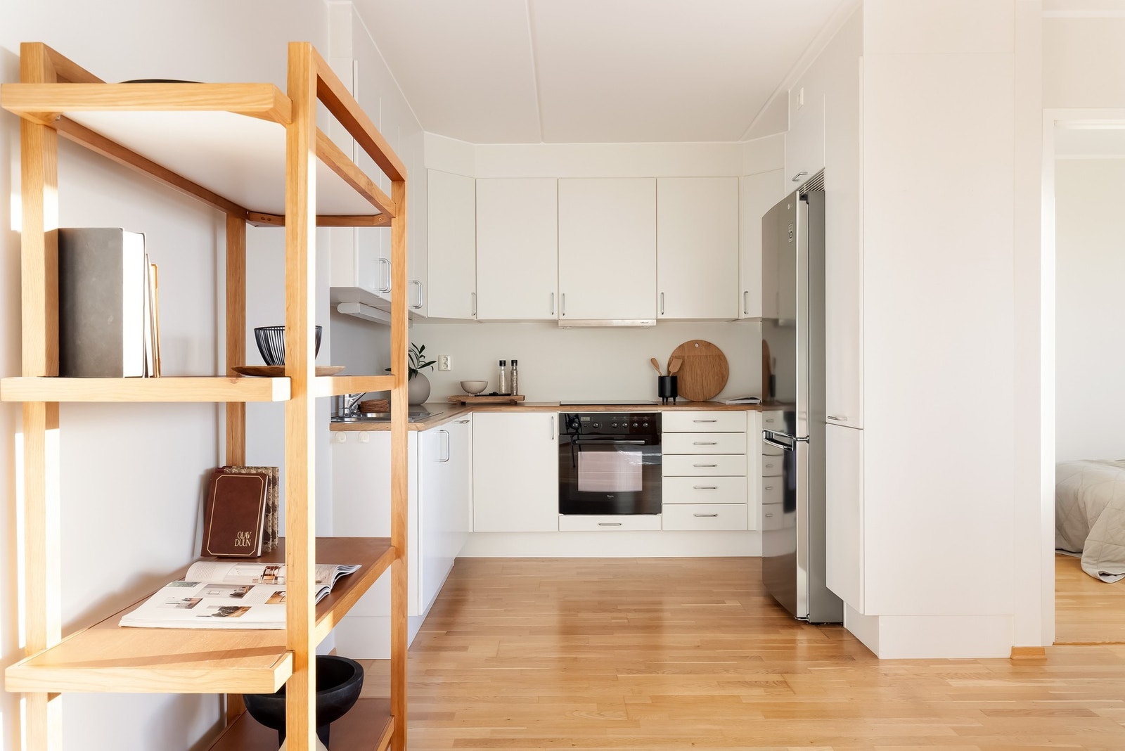 Det er nedsenket oppvaskkum med armatur, samt benkeskapsbelysning og stikkontakter. Galleribilde