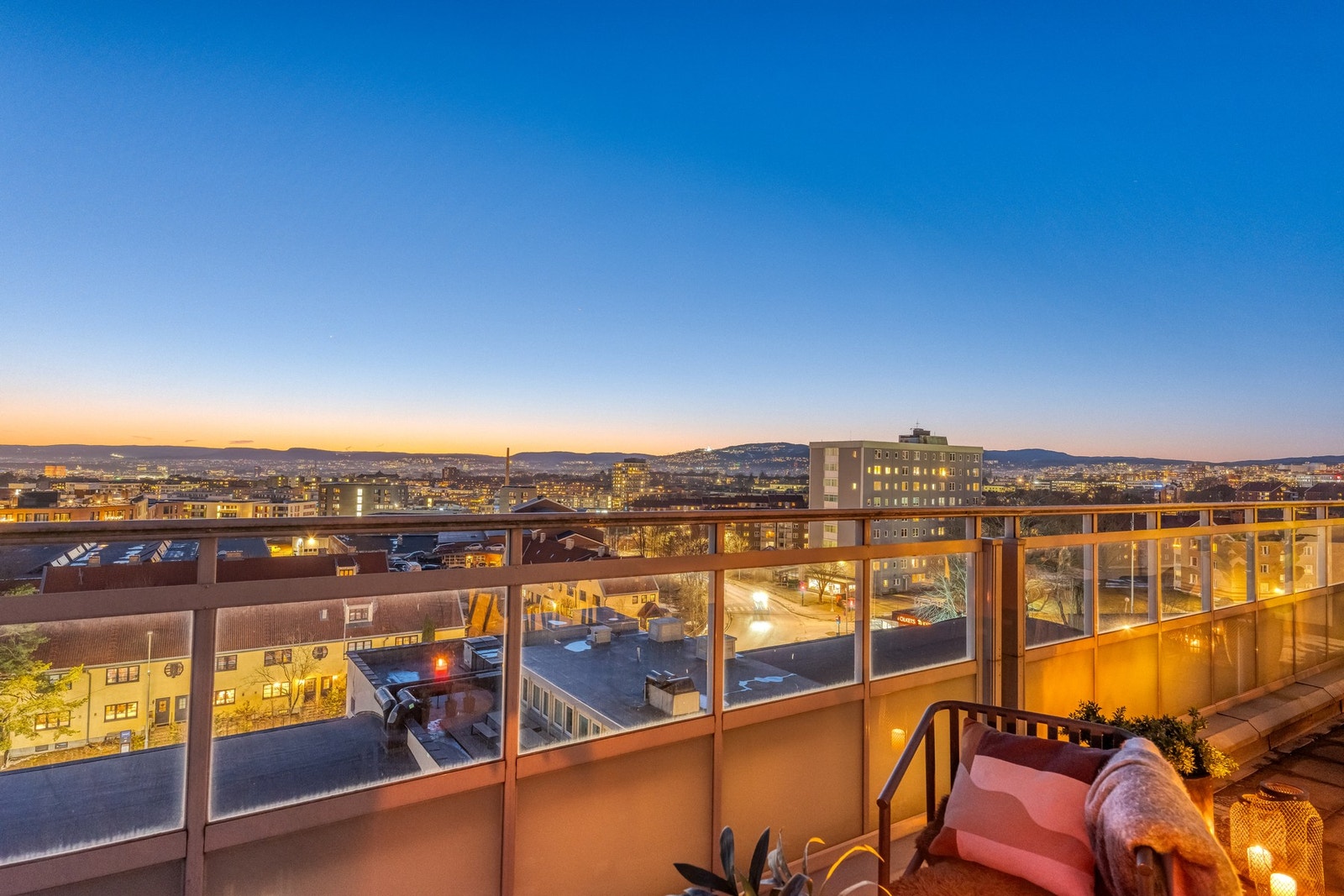 På solrike sommerdager vil man ha sol på balkongene gjennom store deler av dagen - perfekt for lange sommerkvelder. Galleribilde