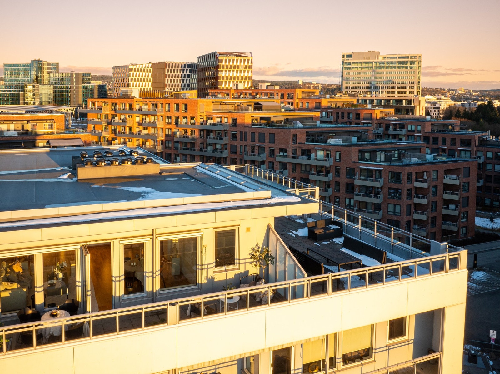 I borettslaget er det også en flott, felles takterrasse som ligger i umiddelbar nærhet til denne leiligheten. Galleribilde