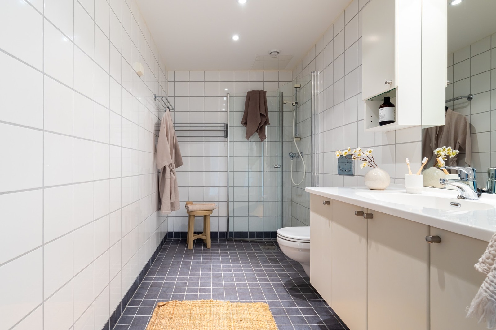 Det andre badet er utstyrt med vegghengt servantskap med glatte fronter og nedsenket servant, vegghengt speil med overbelysning. Galleribilde